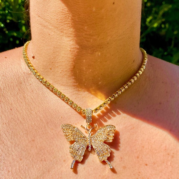 Gold Butterfly Necklace 🦋 - Picture 2 of 2